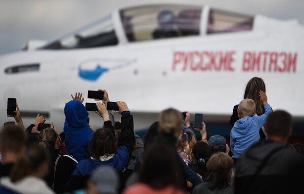 متفرجون يشاهدون رحلات تجريبية كجزء من المنتدى الدولي &quot;آرميا- 2020&quot; في مطار كوبينكا في ضواحي موسكو. - سبوتنيك عربي
