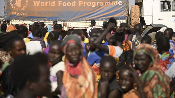 نساء نازحات ينتظرن الحصول على حصتهن الغذائية أثناء توزيع المواد الغذائية بجوار شاحنة تابعة لبرنامج الأغذية العالمي في بانتيو، جنوب السودان، 7 فبراير/ شباط 2023 - سبوتنيك عربي
