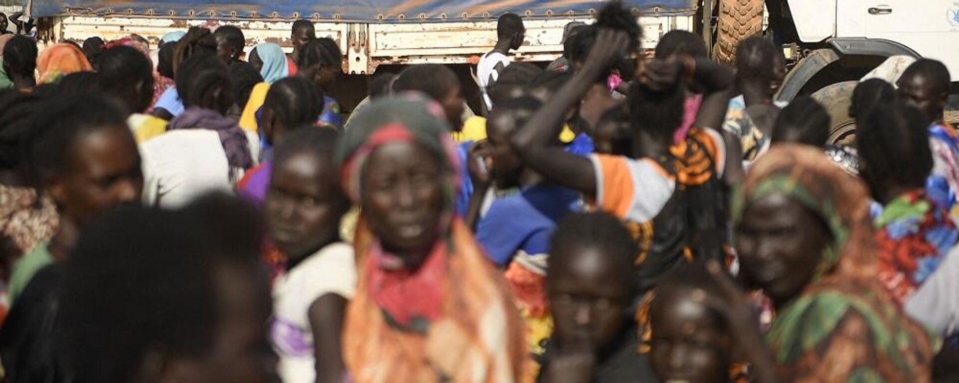 نساء نازحات ينتظرن الحصول على حصتهن الغذائية أثناء توزيع المواد الغذائية بجوار شاحنة تابعة لبرنامج الأغذية العالمي في بانتيو، جنوب السودان، 7 فبراير/ شباط 2023 - سبوتنيك عربي, 1920, 05.04.2024