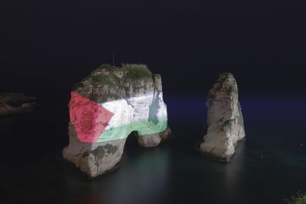 بيروت تتضامن مع فلسطين وتضيء صخرة الروشة بالعلمين اللبناني والفلسطيني - سبوتنيك عربي
