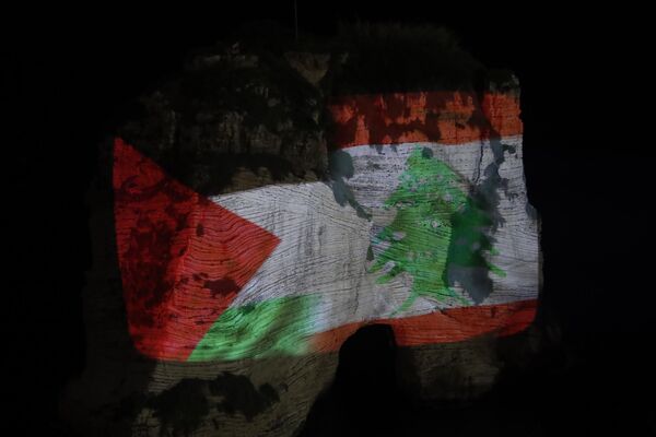 بيروت تتضامن مع فلسطين وتضيء صخرة الروشة بالعلمين اللبناني والفلسطيني - سبوتنيك عربي