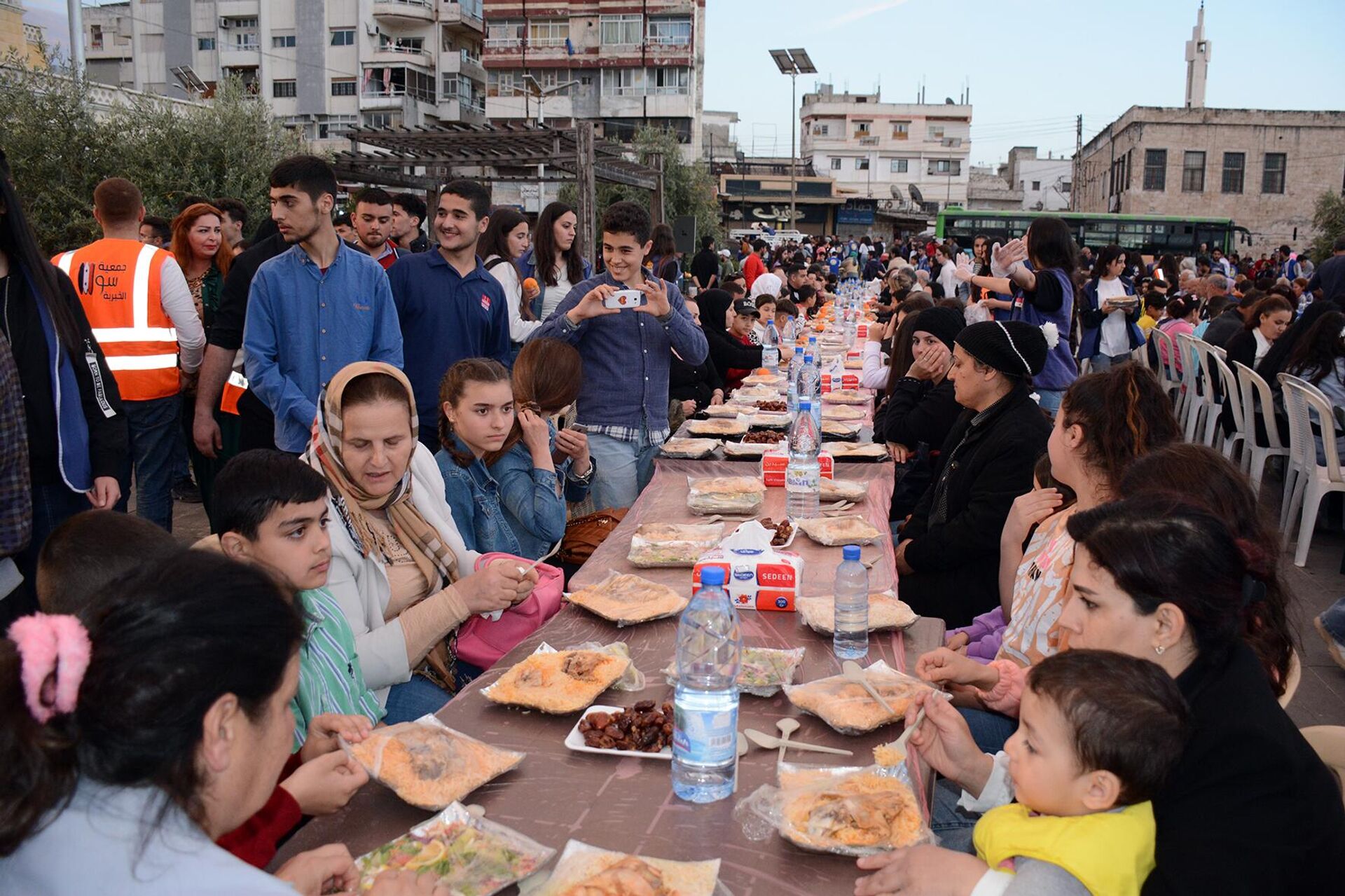 مغترب سوري يقيم مأدبة إفطار جماعية لأكثر من 1500 صائم في اللاذقية - سبوتنيك عربي, 1920, 06.04.2024