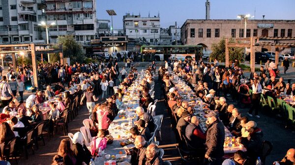 مغترب سوري يقيم مأدبة إفطار جماعية لأكثر من 1500 صائم في اللاذقية - سبوتنيك عربي