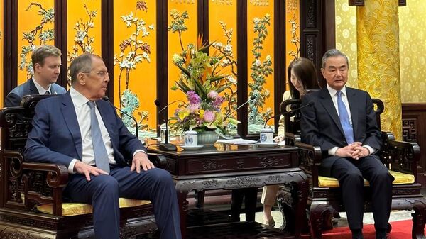 وزير الخارجية الروسي، سيرغي لافروف، يعقد اجتماعا اجتماعا مع وزير الخارجية الصيني ووانغ يي، في العاصمة الصينية بكين - سبوتنيك عربي