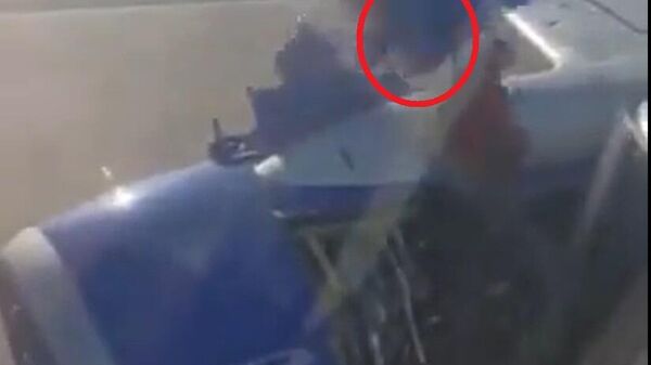 تحطم غطاء طائرة بوينغ في الهواء بعد إقلاعها  - سبوتنيك عربي