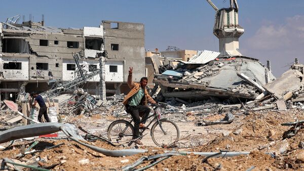 مشاهد للدمار الناجم إثر قصف الجيش الإسرائيلي المستمر في خان يونس، قطاع غزة، فلسطين - سبوتنيك عربي