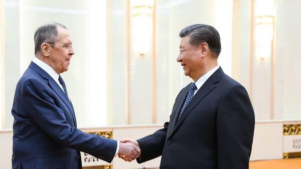 الرئيس الصيني شي جين بينغ، يستقبل وزير الخارجية الروسي سيرغي لافروف، خلال زيارة الأخير إلى بكين - سبوتنيك عربي