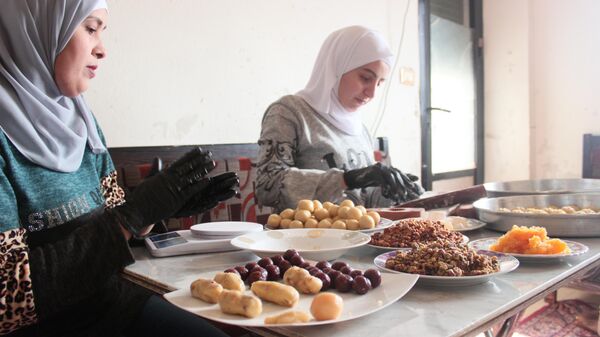 مع غلاء الحلويات الفاحش.. زوجان دمشقيان يصنعان معمول العيد بأسعار رخيصة - سبوتنيك عربي