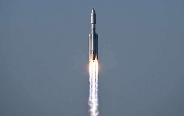 أول إطلاق  لصاروخ &quot;أنغارا- أي 5&quot; مع المرحلة العليا &quot;أوريون&quot;، من قاعدة &quot;فوستوشني&quot; الفضائية. - سبوتنيك عربي