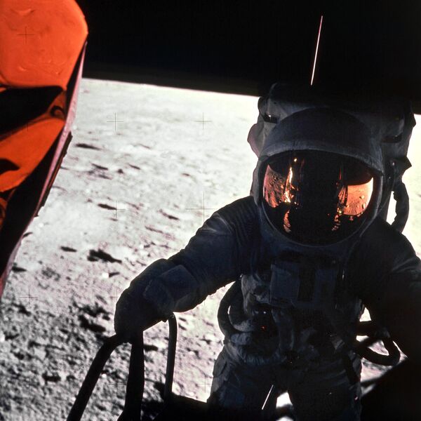 تُظهر هذه الصورة الأرشيفية التي نشرتها وكالة &quot;ناسا&quot; في 19 نوفمبر/تشرين الثاني 1969 أحد رواد الفضاء في مهمة أبولو 12 الفضائية على القمر ومعه كاميرا. ينعكس رائد فضاء آخر في خوذته. - سبوتنيك عربي