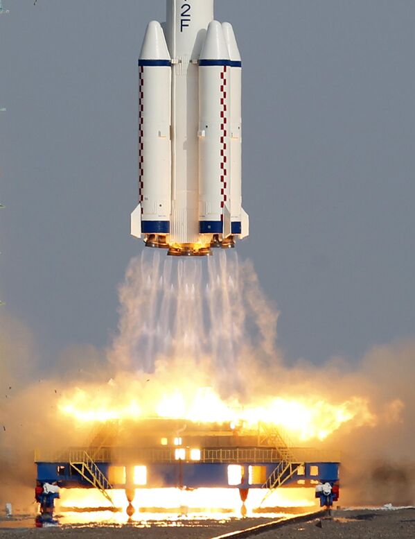 ينطلق صاروخ المركبة الفضائية &quot;شنتشو 9&quot; من منصة الإطلاق في مركز جيوتشيوان لإطلاق الأقمار الصناعية في جيوتشيوان، الصين، السبت 16 يونيو 2012. - سبوتنيك عربي