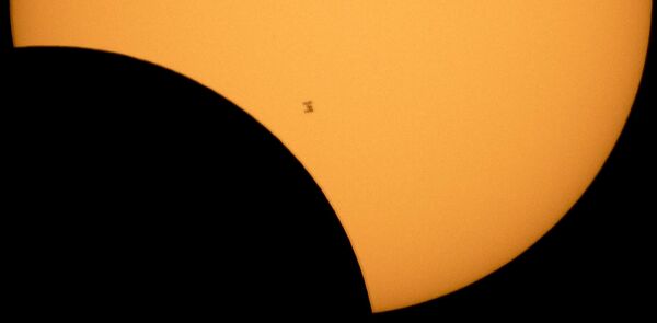 تظهر صورة ظلية لمحطة الفضاء الدولية أمام الشمس خلال كسوف جزئي للشمس يوم الاثنين 21 أغسطس/أب 2017. - سبوتنيك عربي