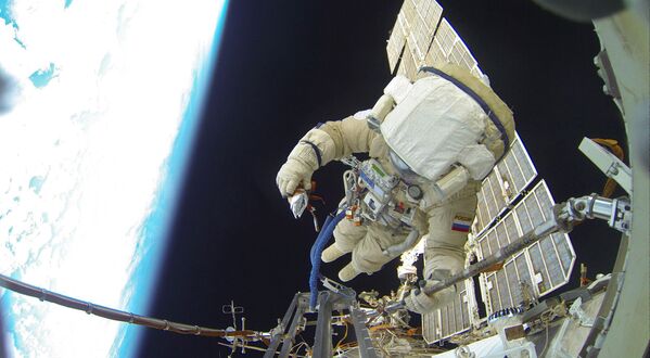 قام رائدا الفضاء من &quot;روسكوسموس&quot; سيرغي فولكوف ويوري مالينشينكو بالسير في الفضاء في 3 فبراير/شباط 2016. - سبوتنيك عربي