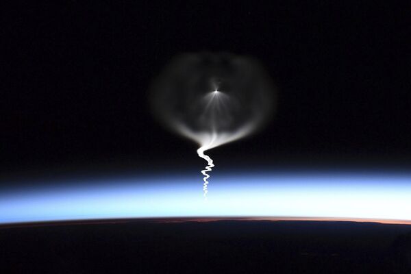 تظهر هذه الصورة التي قدمتها رائدة الفضاء في &quot;ناسا&quot;، كريستينا كوتش إطلاق صاروخ &quot;سويوز&quot; روسي، كما يظهر من محطة الفضاء الدولية يوم الأربعاء، 25 سبتمبر/أيلول، 2019. - سبوتنيك عربي