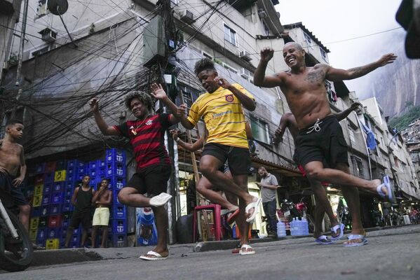 يؤدي الناس رقصة الشوارع المعروفة باسم باسينيو، المعترف بها كتراث ثقافي، في مجتمع روسينها في ريو دي جانيرو، البرازيل، الخميس 11 أبريل 2024. - سبوتنيك عربي