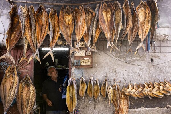 رجل عراقي يبيع السمك المجفف قبل عيد الفطر، الذي يصادف نهاية شهر رمضان المبارك، في البصرة في 8 أبريل 2024. - سبوتنيك عربي