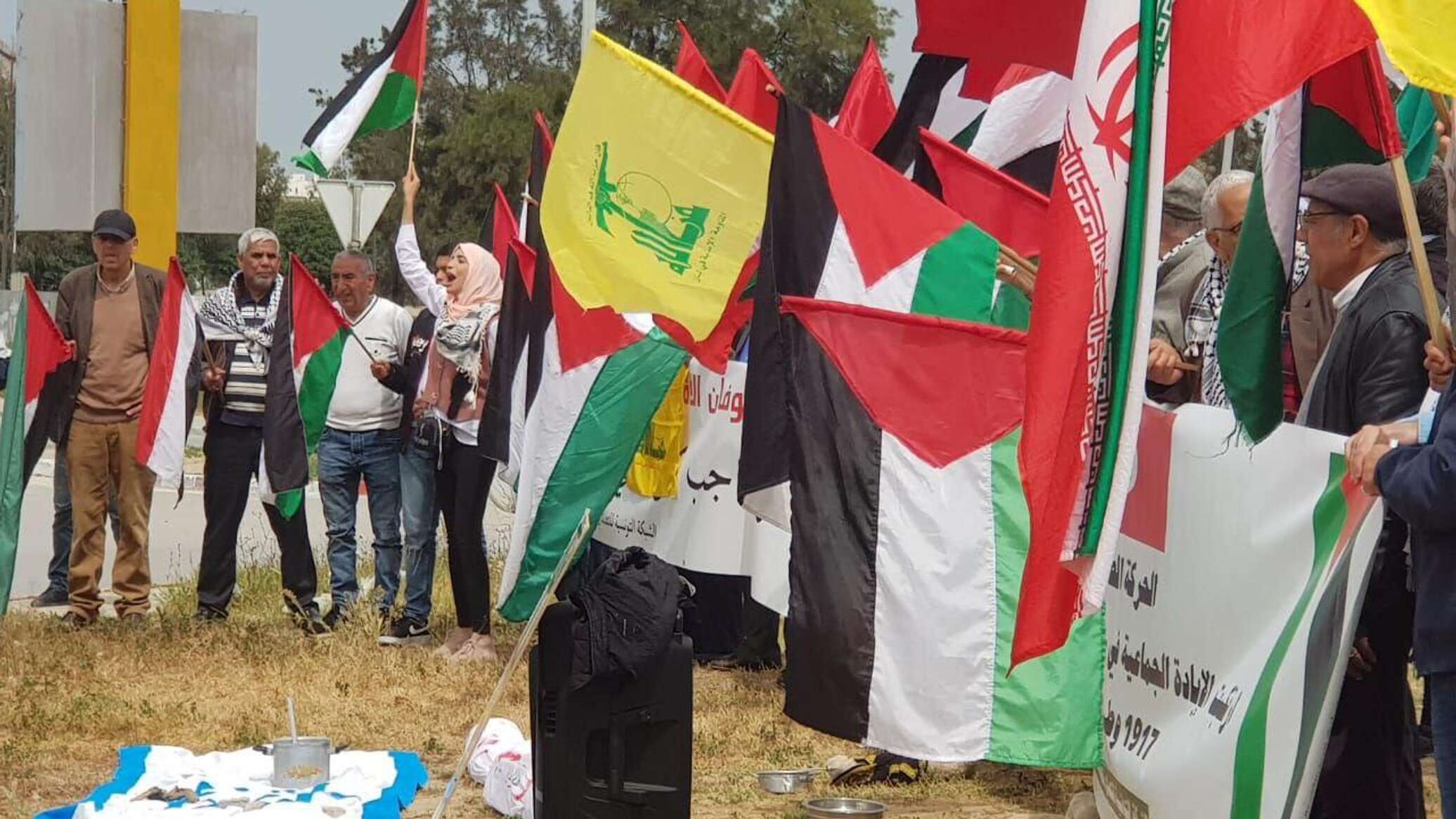 من أمام السفارة الأمريكية... تونسيون يتضامنون مع فلسطين ويطالبون بطرد السفير... فيديو