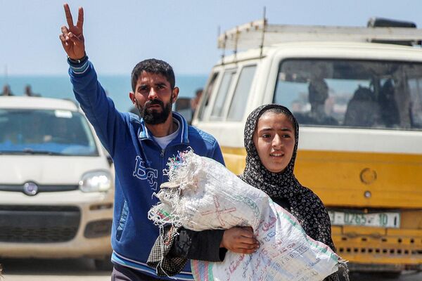 النازحون الفلسطينيون يتوجهون من جنوب قطاع غزة إلى شماله عبر شارع الرشيد، للعودة إلى منازلهم في غزة، 14 أبريل 2024 - سبوتنيك عربي
