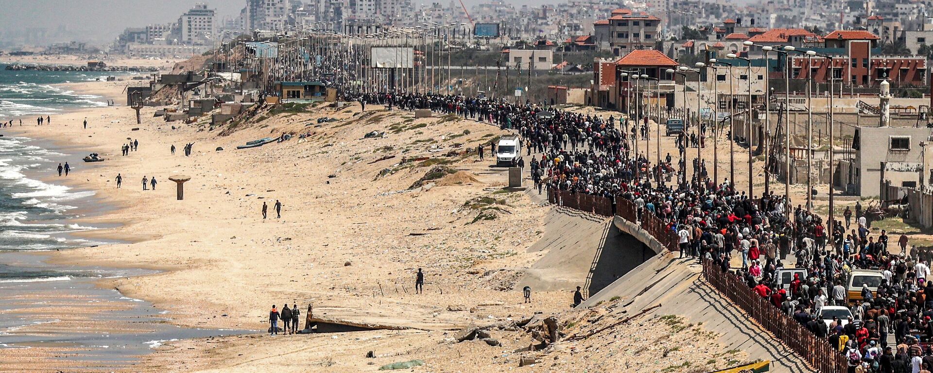 النازحون الفلسطينيون يتوجهون من جنوب قطاع غزة إلى شماله عبر شارع الرشيد، للعودة إلى منازلهم في غزة، 14 أبريل 2024 - سبوتنيك عربي, 1920, 20.04.2024