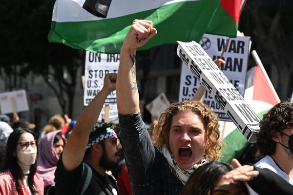 متظاهرون يتجمعون خلال احتجاج “الإضراب من أجل غزة” للمطالبة بوقف دائم لإطلاق النار في الصراع بين إسرائيل وحماس، في 15 أبريل 2024، في لوس أنجلوس، كاليفورنيا. - سبوتنيك عربي
