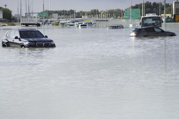 في الصورة الملتقطة يوم الأربعاء 17 أبريل 2024، سيارات مهجورة وسط مياه الفيضانات التي تغطي طريقًا رئيسيًا في دبي، الإمارات العربية المتحدة. - سبوتنيك عربي