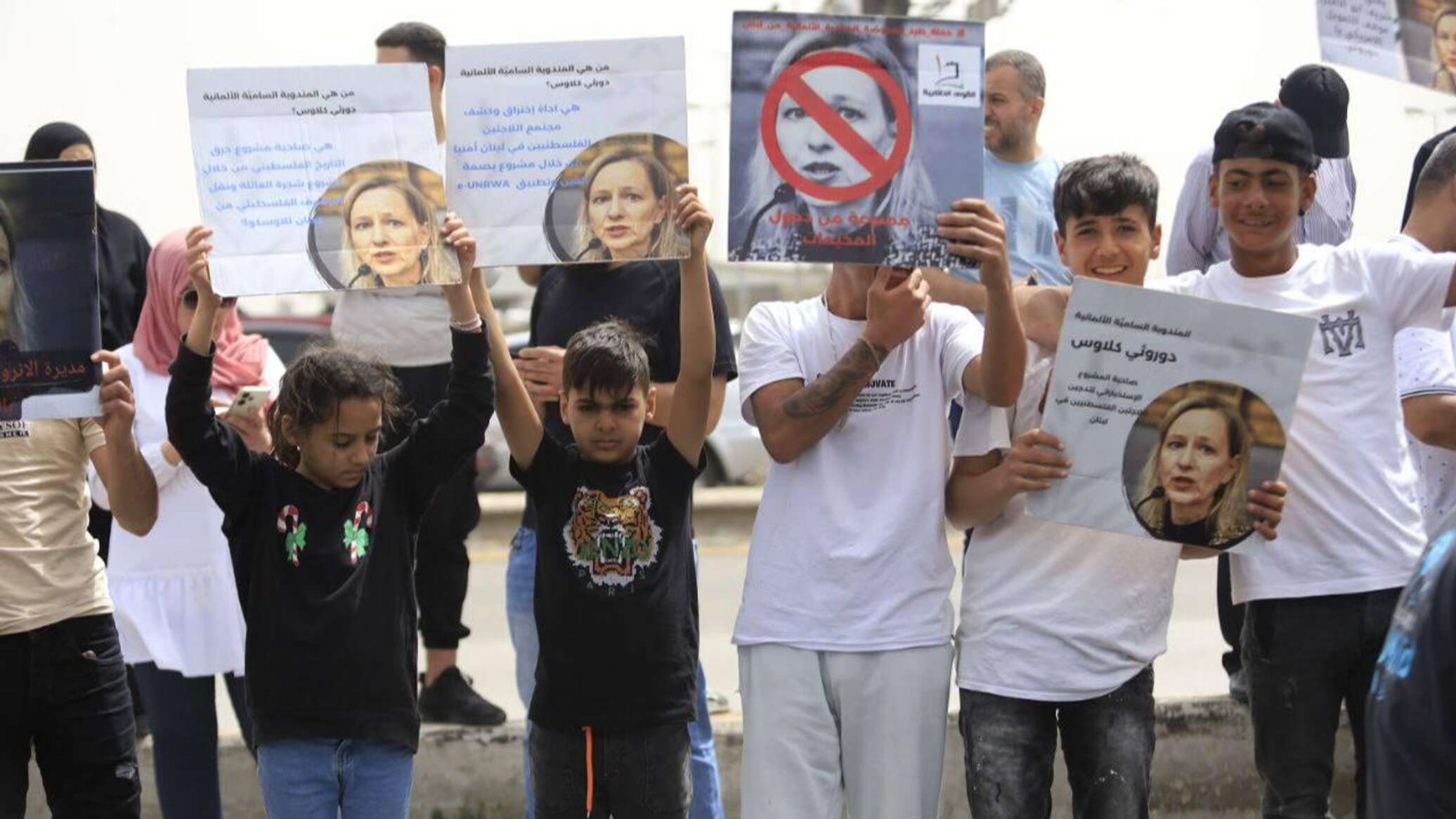 اتحاد المعلمين لدى وكالة "أونروا" في لبنان ينفذ اعتصاما دعما لغزة... صور