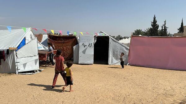 أطفال نازحون ينتزعون حقهم بالتعليم داخل خيمة بدائية في رفح جنوب قطاع غزة - سبوتنيك عربي