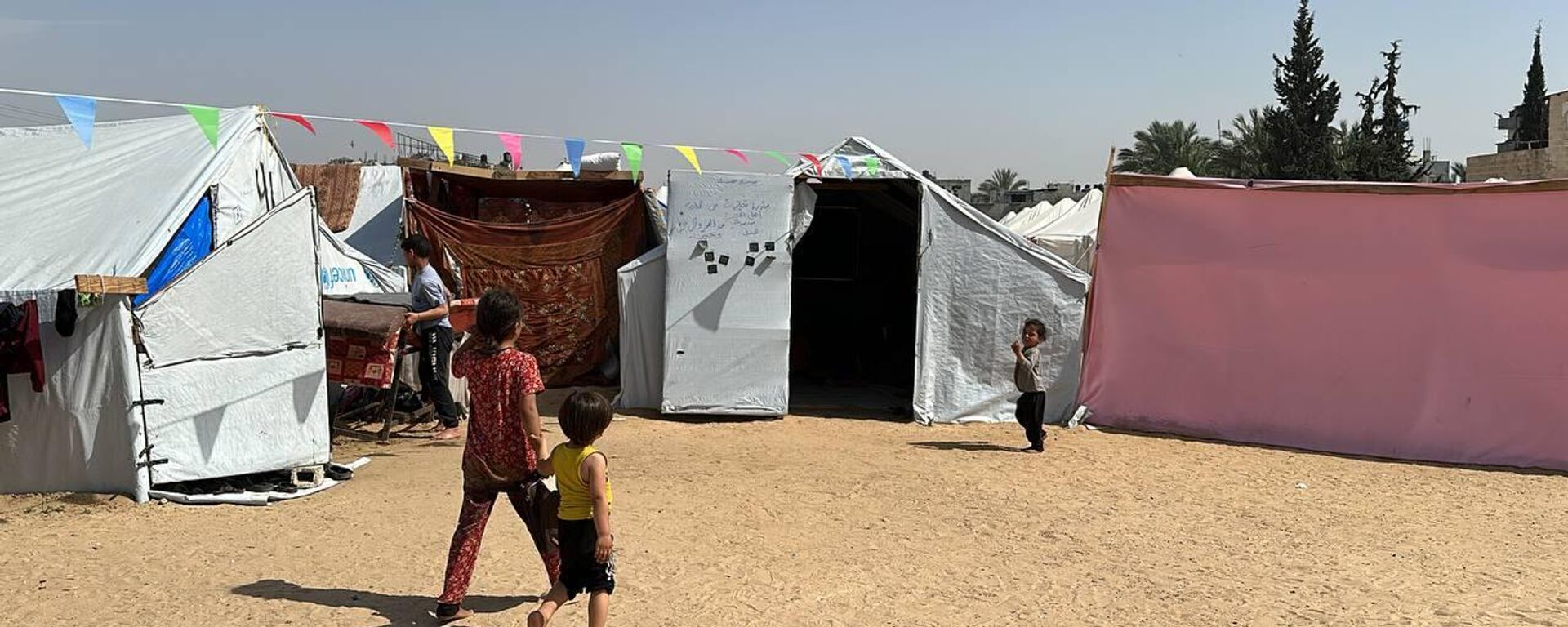 أطفال نازحون ينتزعون حقهم بالتعليم داخل خيمة بدائية في رفح جنوب قطاع غزة - سبوتنيك عربي, 1920, 22.04.2024
