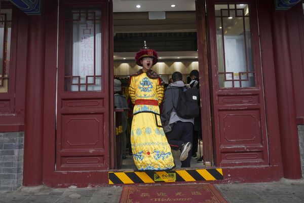 صاحب متجر للهدايا التذكارية يرتدي زيًا قديمًا بالقرب من سور الصين العظيم في ضواحي بكين - سبوتنيك عربي