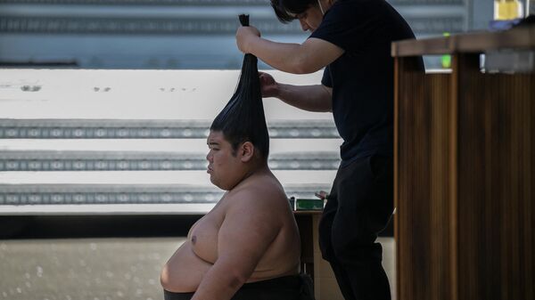 يتم ربط شعر مصارع السومو في عقدة عليا في ضريح ياسوكوني في طوكيو. - سبوتنيك عربي