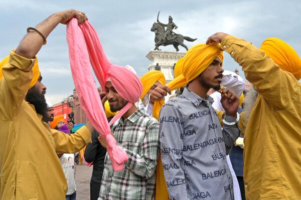 أشخاص من السيخ، يربطون العمائم للاحتفال بمهرجان الحصاد الربيعي &quot;بايساكي&quot; في أمريتسار، الهند. - سبوتنيك عربي