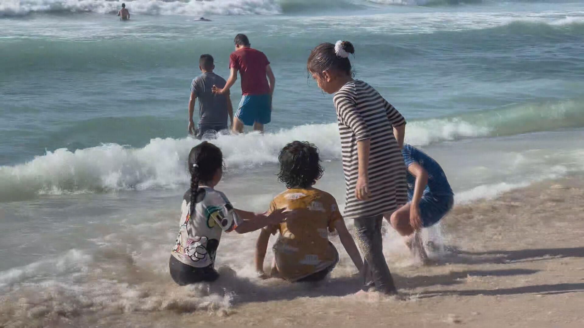 نازحون يلجؤون إلى البحر هربا من جحيم الخيام ومن القصف والدمار في  قطاع غزة - سبوتنيك عربي, 1920, 22.04.2024