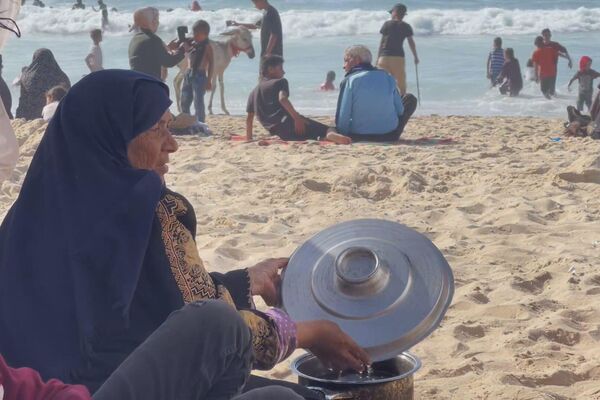 نازحون يلجؤون إلى البحر هربا من جحيم الخيام ومن القصف والدمار في  قطاع غزة - سبوتنيك عربي