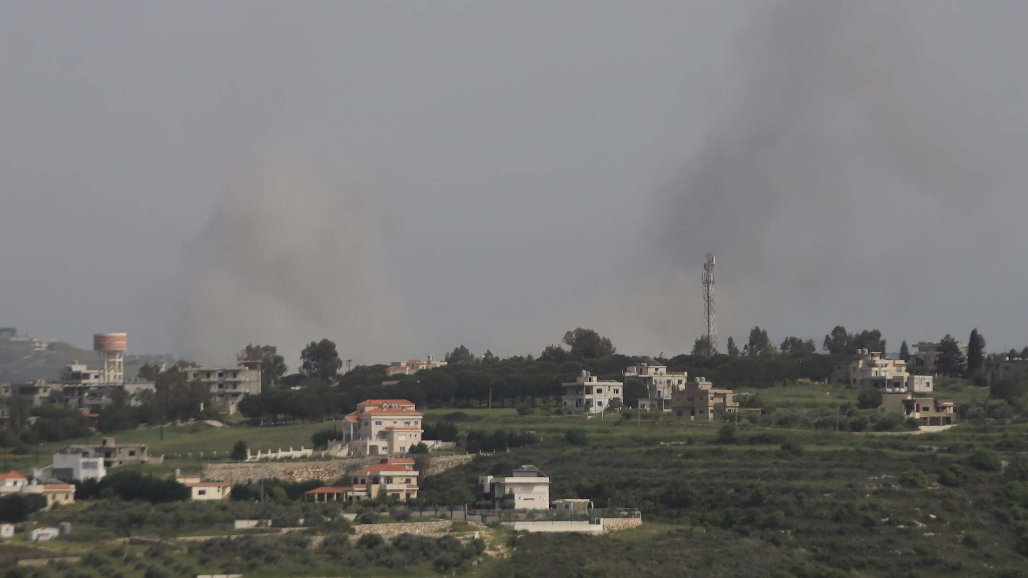 "حزب الله" اللبناني يستهدف 5 مواقع للجيش الإسرائيلي بالقرب من الحدود اللبنانية الجنوبي