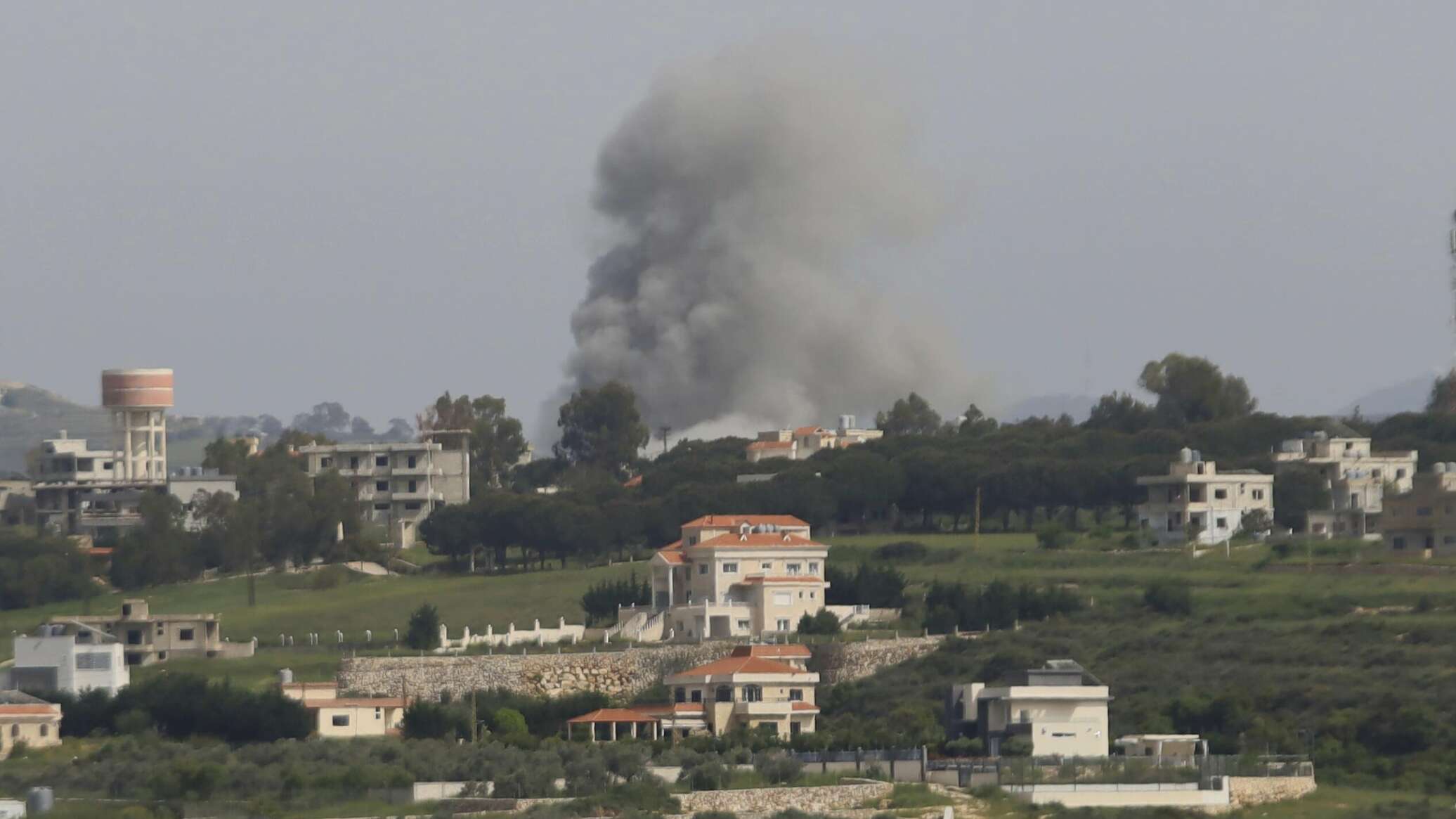 "حزب الله" يستهدف 9 مواقع للجيش الإسرائيلي بالقرب من الحدود اللبنانية الجنوبية