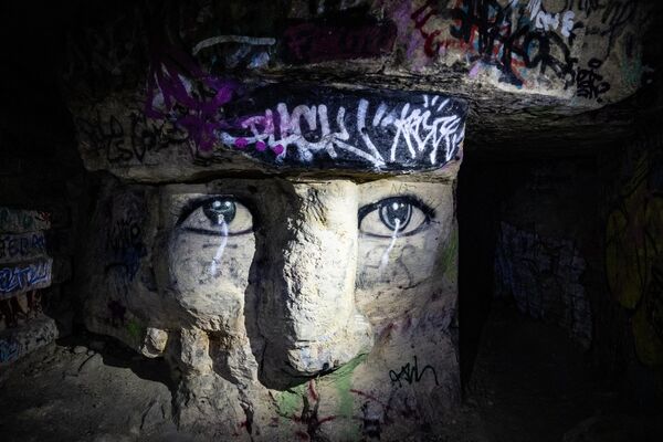 صورة تظهر منحوتة في سراديب الموتى المحرمة في باريس. - سبوتنيك عربي