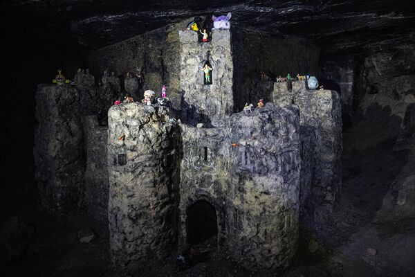 صورة تظهر قلعة حجرية بها دمى في أحد كهوف سراديب الموتى المحرمة في باريس. - سبوتنيك عربي