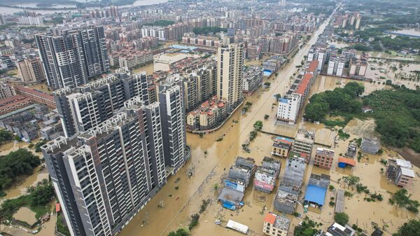 صورة جوية تظهرالمباني والشوارع التي غمرتها المياه بعد هطول أمطار غزيرة في مدينة تشينغيوان بمقاطعة قوانغدونغ جنوب الصين - سبوتنيك عربي