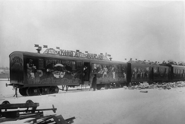 قطار التحريض كتاب إلى الشعب الذي أُرسل من بتروغراد في شتاء عام 1920 - سبوتنيك عربي