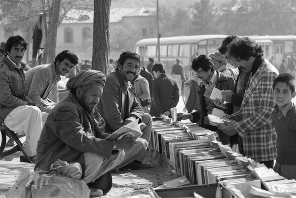 سكان كابول يشترون الكتب في الشارع - سبوتنيك عربي