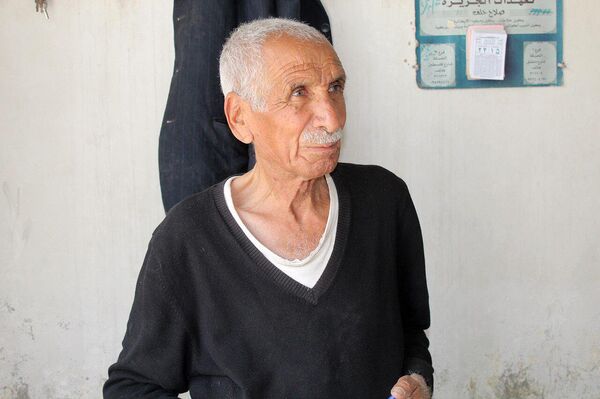 60 عاماً برفقة آلته الكاتبة.. عكلة العجاج أقدم كاتبي العرائض في سوريا
 - سبوتنيك عربي