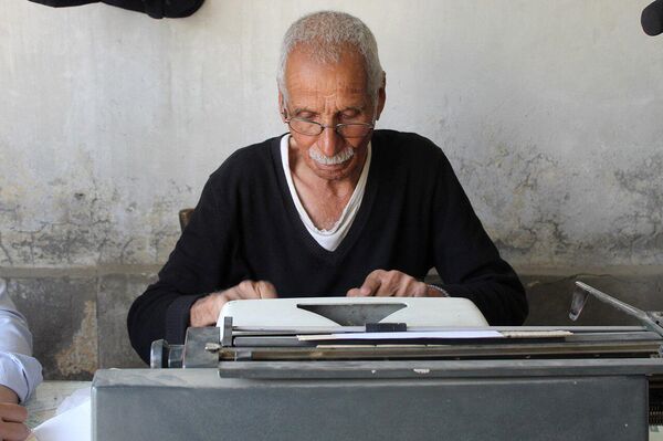 60 عاماً برفقة آلته الكاتبة.. عكلة العجاج أقدم كاتبي العرائض في سوريا
 - سبوتنيك عربي