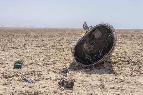 أجزاء من الصاروخ البالستي، الذي تم اعتراضه وسقط بالقرب من البحر الميت في إسرائيل. - سبوتنيك عربي