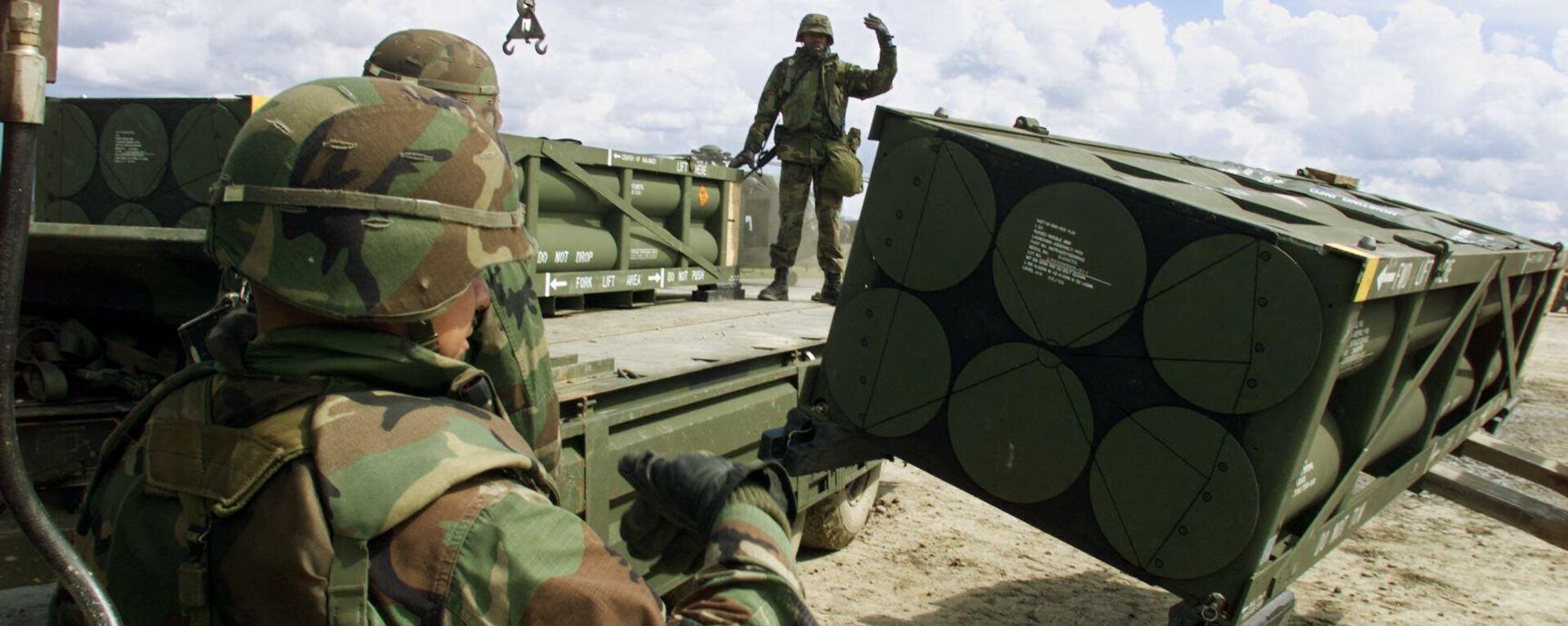  جنود الجيش الأمريكي يقومون بتحميل صواريخ الجيش التكتيكية الموجهة من طراز M39 (ATACMS) على شاحنة بعد وصولهم في 18 أبريل 1999 إلى مطار تيرانا. - سبوتنيك عربي, 1920, 25.04.2024