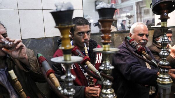 إيرانيون يدخنون الشيشة - سبوتنيك عربي