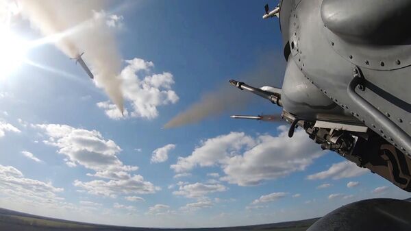إطلاق صاروخ من مروحية تابعة للقوات المسلحة الروسية على منشآت عسكرية وطاقة أوكرانية - سبوتنيك عربي