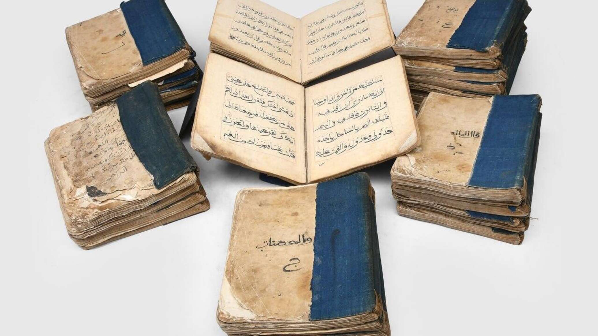 "أبو ظبي للكتاب" يعرض نسخة صينية نادرة من القرآن... صور