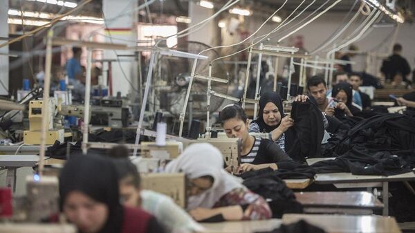 مصنع ملابس جاهزة في مدينة العاشر من رمضان في مصر - سبوتنيك عربي