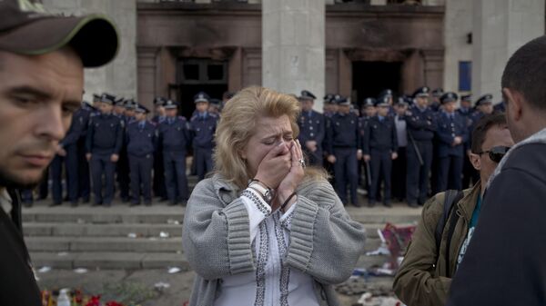 Женщина плачет у Дома профсоюзов в Одессе. - سبوتنيك عربي