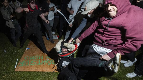 اعتداء مناصرين لإسرائيل على محتجين مؤيدين لفلسطين بعد هجوم نفذه مناصري إسرائيل على مخيمهم في حرم جامعة كاليفورنيا في لوس أنجلوس - سبوتنيك عربي